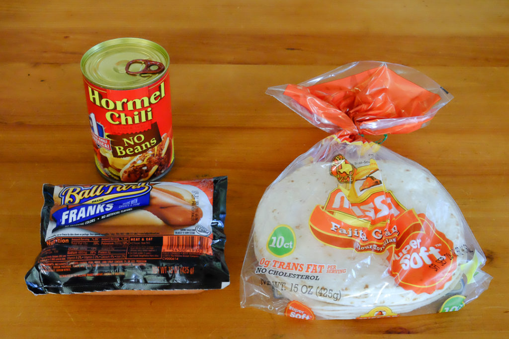 缶のチリ、トルティーヤ、トルティーヤチップス、ソーセージ