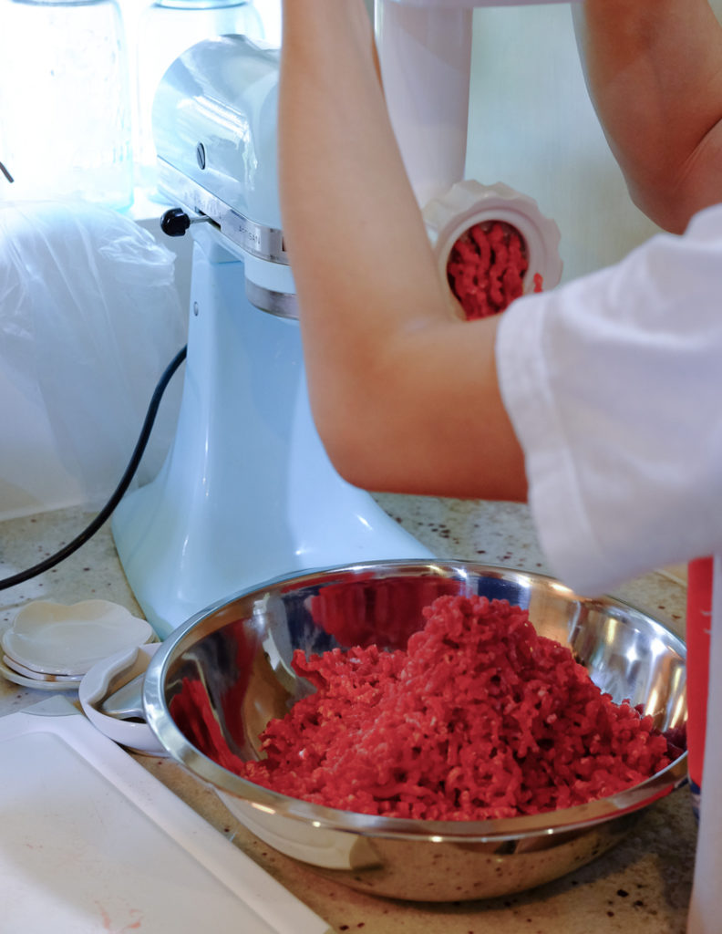 長男、ひき肉づくり