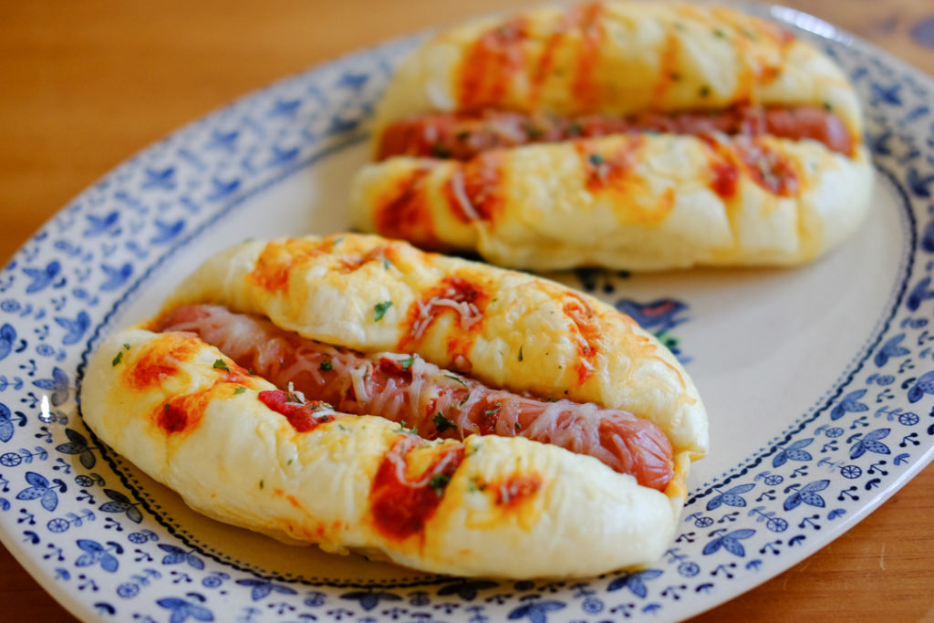 ピザ味のソーセージパン