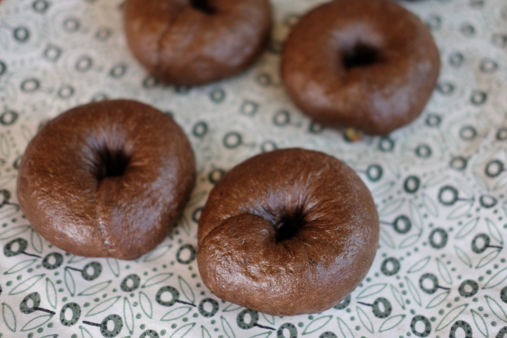 ホワイトチョコレート入りのココアベーグル