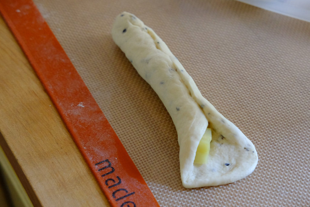 巻き終わりをしっかり綴じ、片方はあけておく