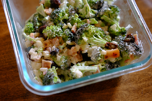 【レシピ】ブロッコリーを生のまま美味しく♪　ナッツやレーズン入り《ブロッコリーサラダ》