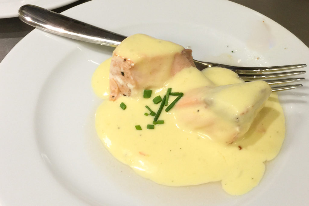 サーモンのオーランデーソースがけ