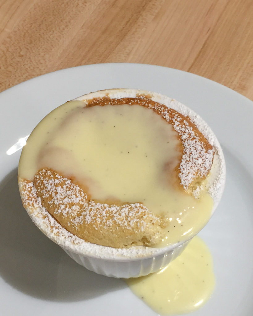 洋ナシのスフレ、アングレーズソースがけ