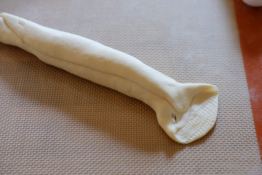 端をおさえて伸ばします