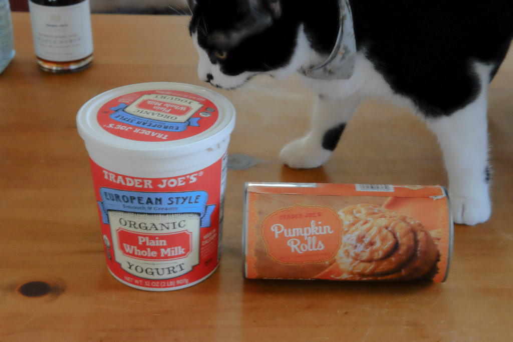 ヨーグルトとパンプキンロール