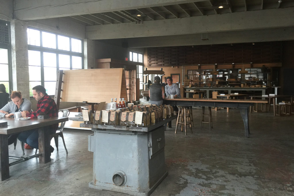 ウェアハウスのような店内