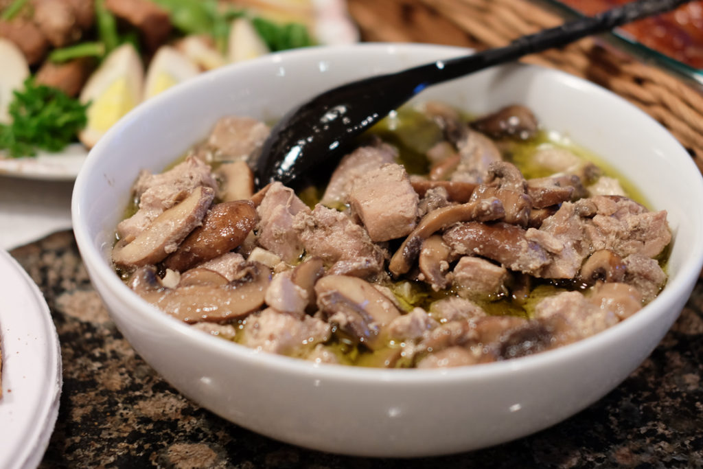 マグロとマッシュルームのアヒージョ