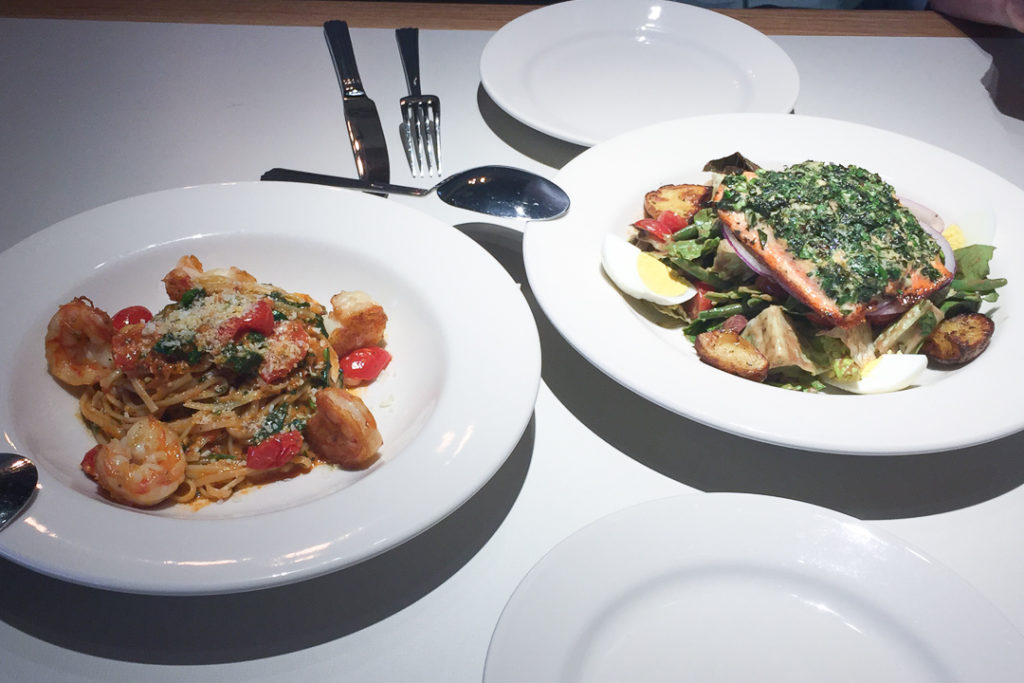 海老のパスタと、サラダニソワーズ