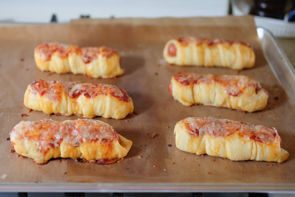 ピザソースとチーズを乗せて