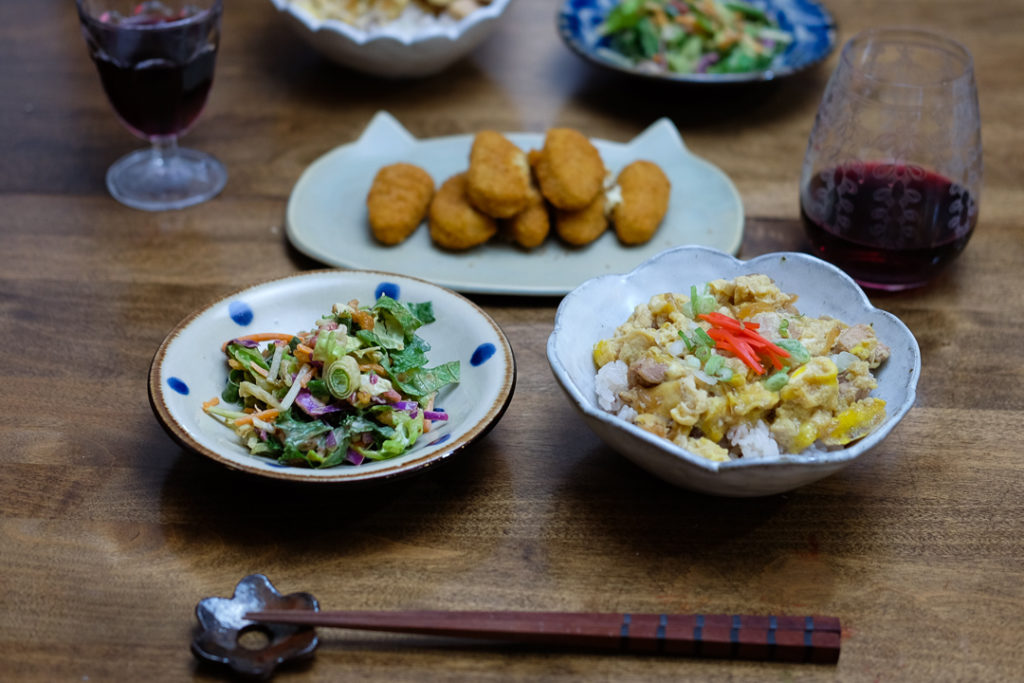 親子丼、チョップドサラダ、ハラペーニョポッパー