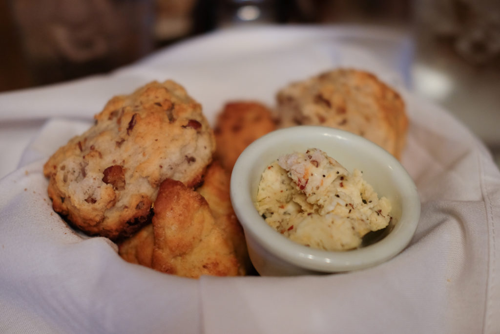 ビスケットとコーンブレッド