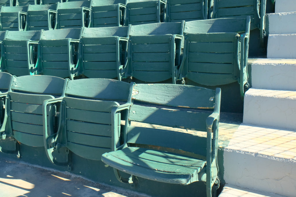 木でできた椅子