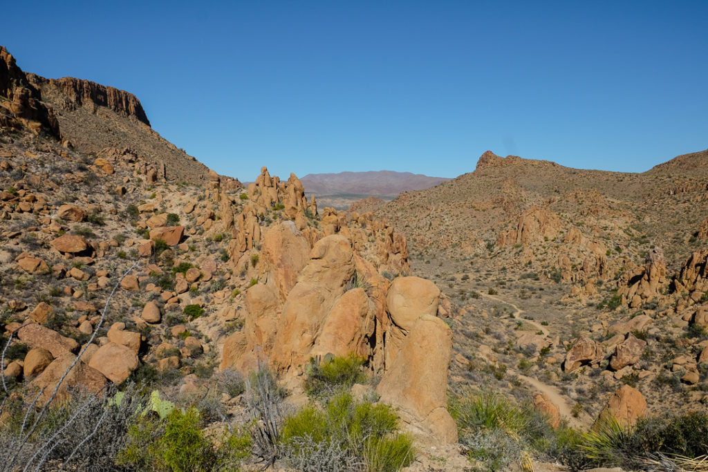 ごつごつとした岩
