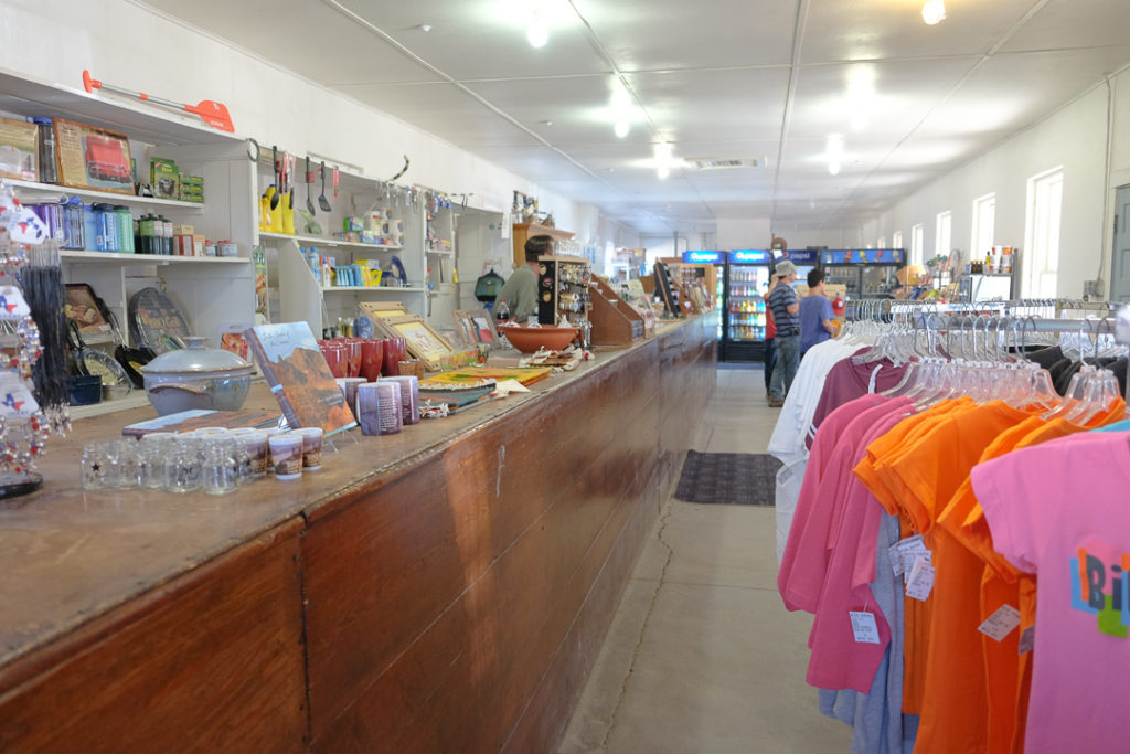 長い木のカウンター