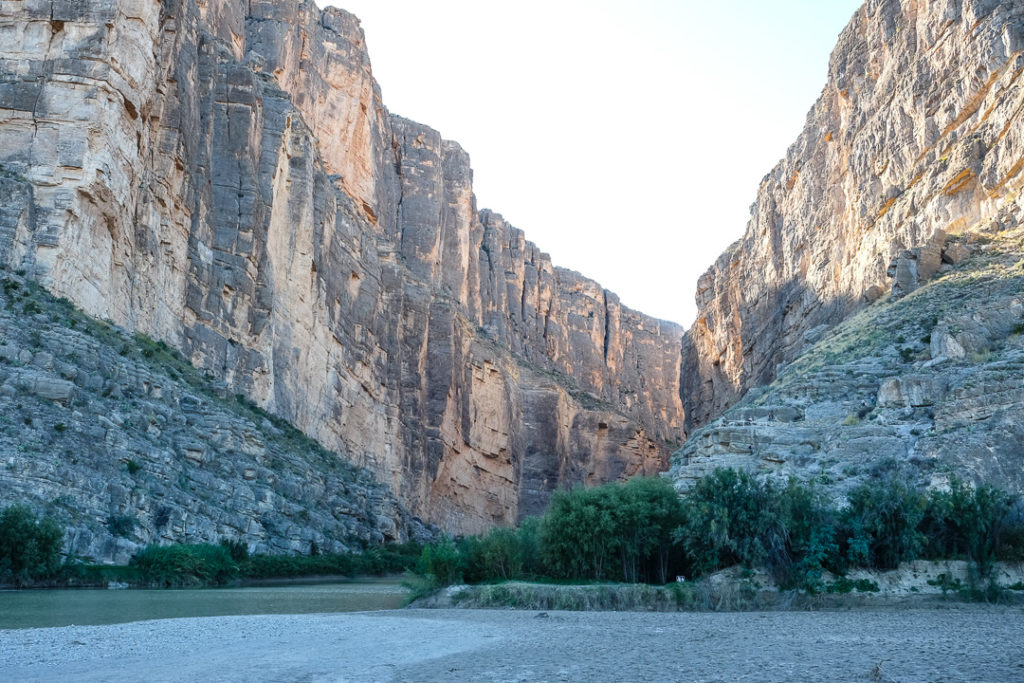 すぐに川べりに