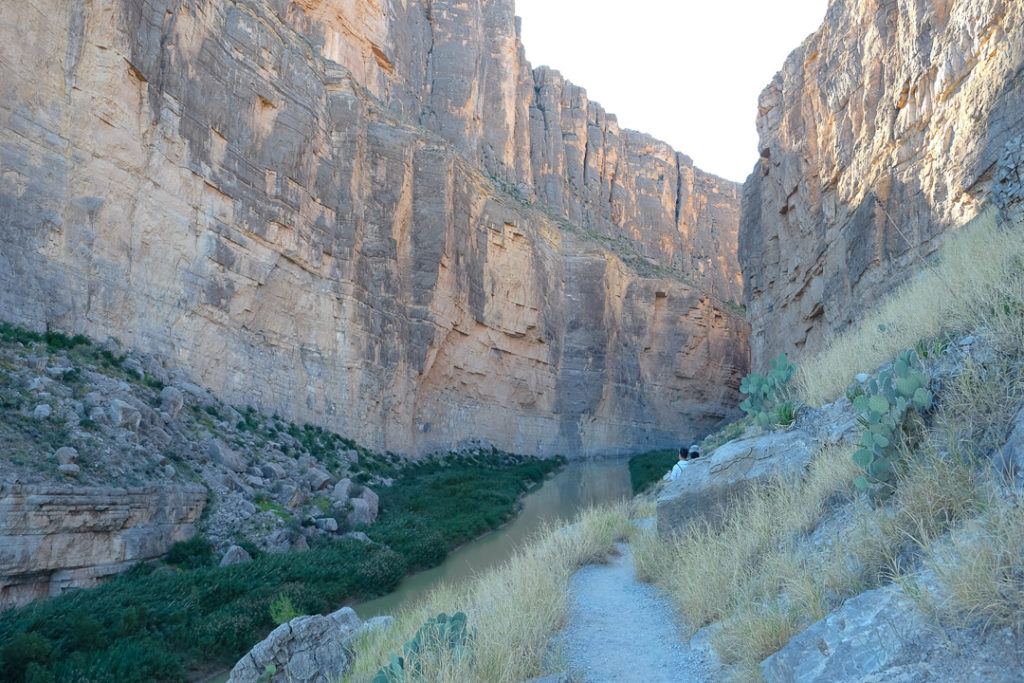 こんな細い道を歩いていきます