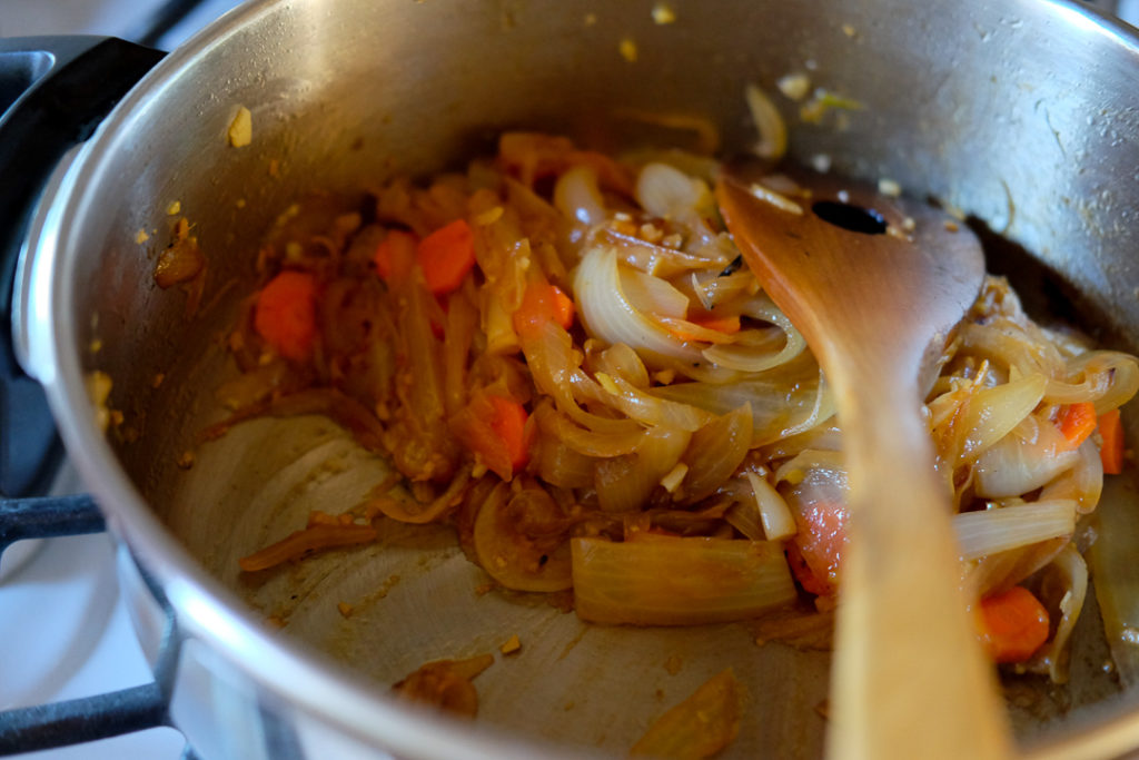 玉ねぎはじっくり炒めます