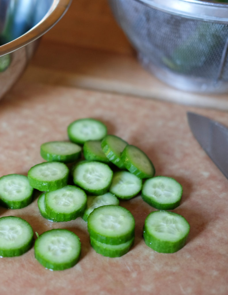 きゅうりを薄切りに