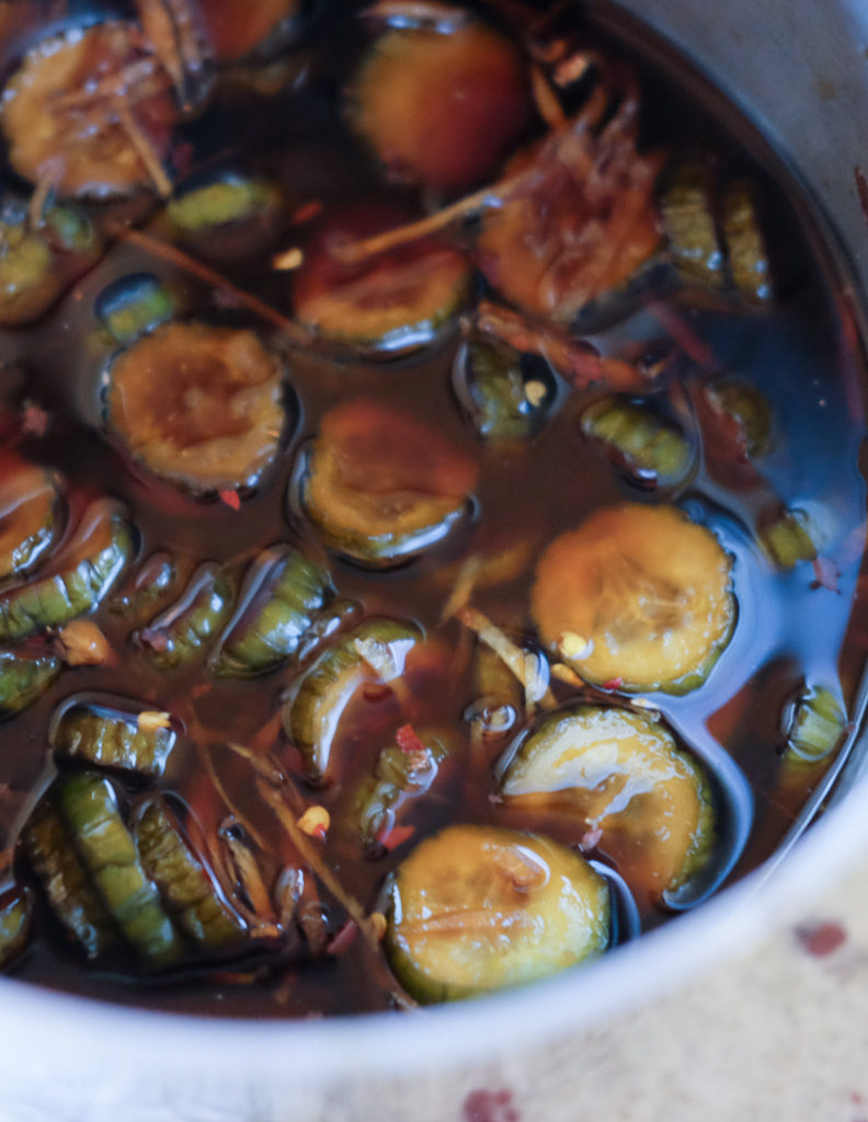 たれを沸騰させて、きゅうりとしょうがを入れる