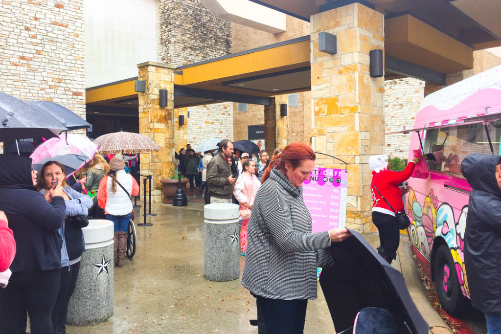 寒い中たくさんの人が