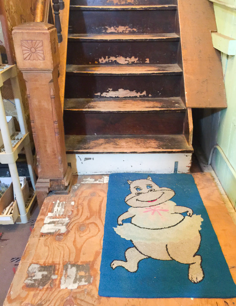 かばのマットと、登るのが怖い階段