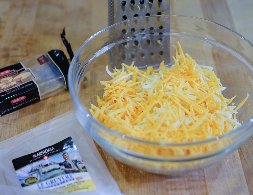 チーズをおろします