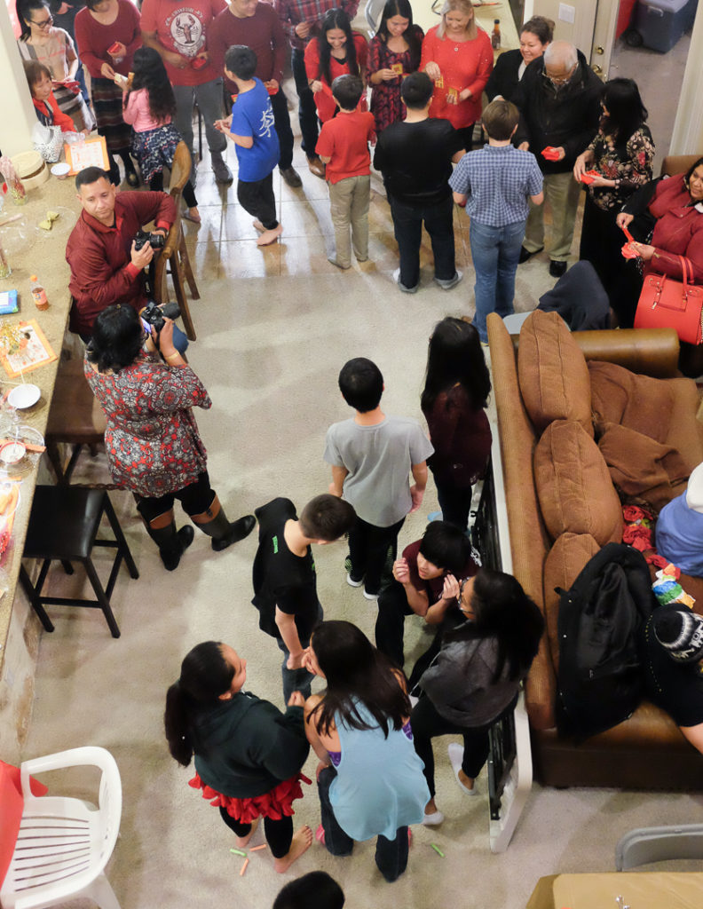 順番にお年玉をもらいます