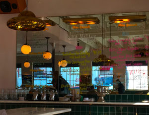 鏡に書かれたメニュー