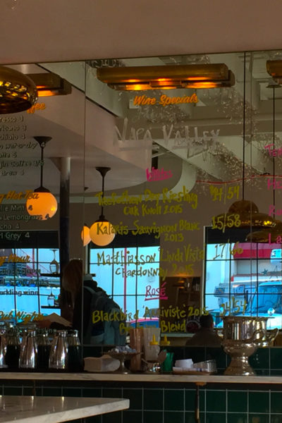 鏡に書かれたメニュー