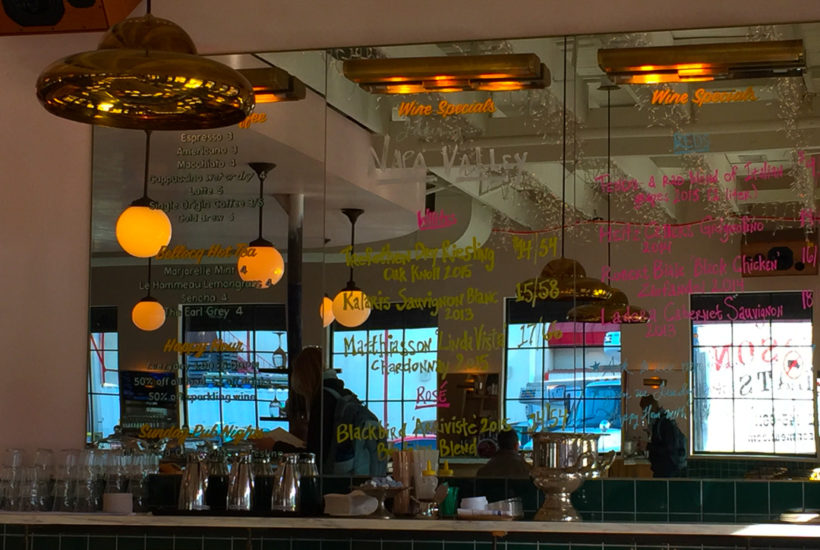 鏡に書かれたメニュー