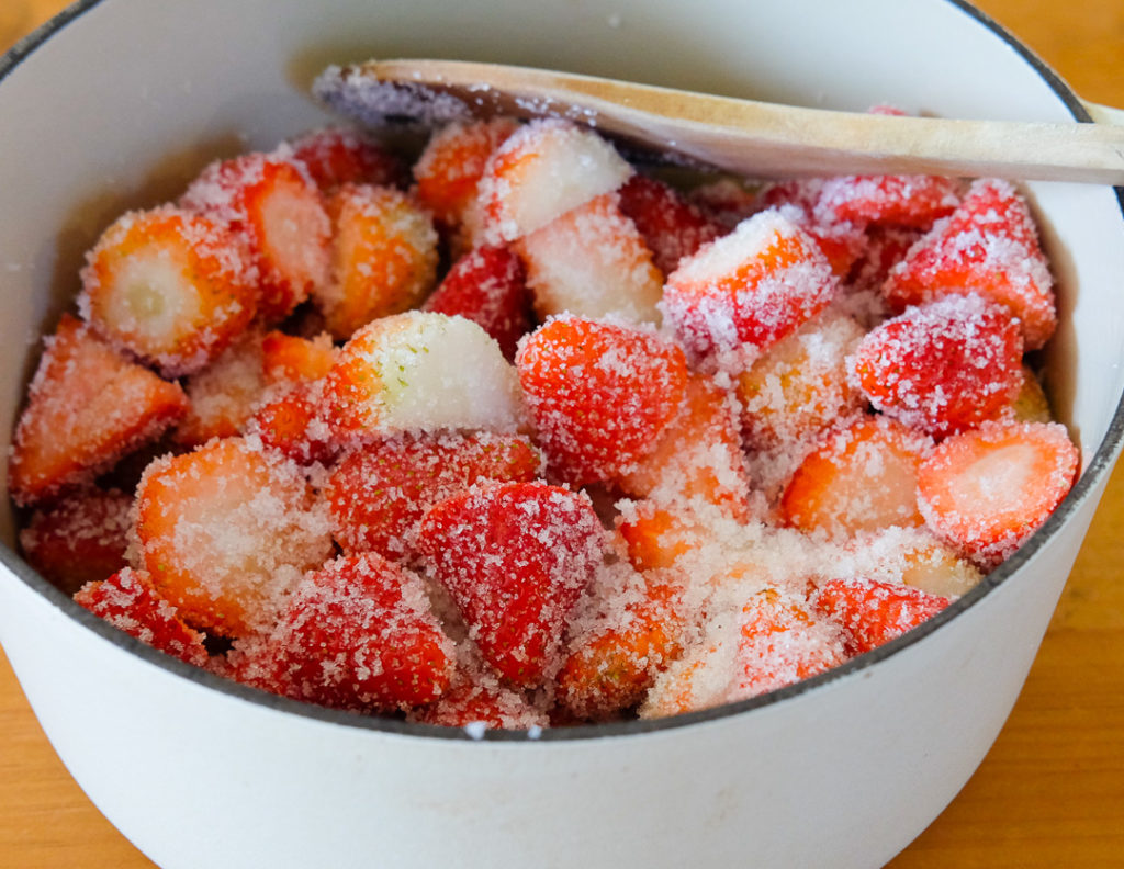 砂糖をまぶしてしばらく置きます