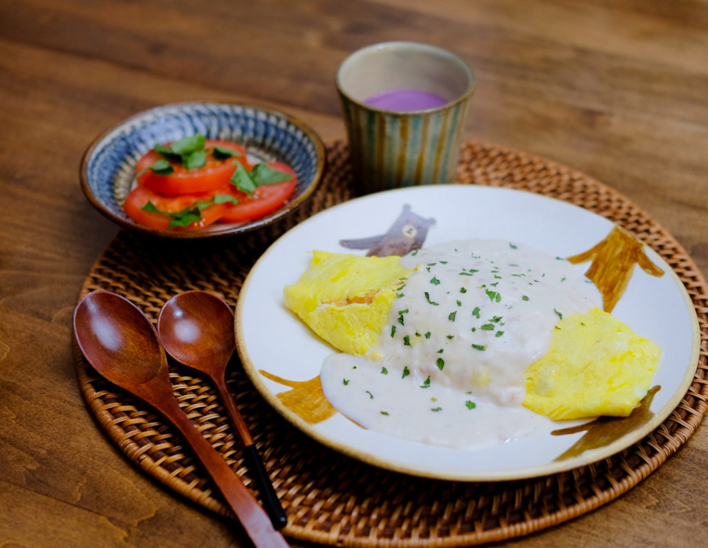 オムライスのツナクリームソースがけ