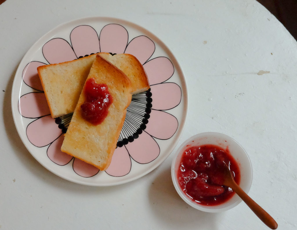 手作りいちごジャムを乗せて、トーストに