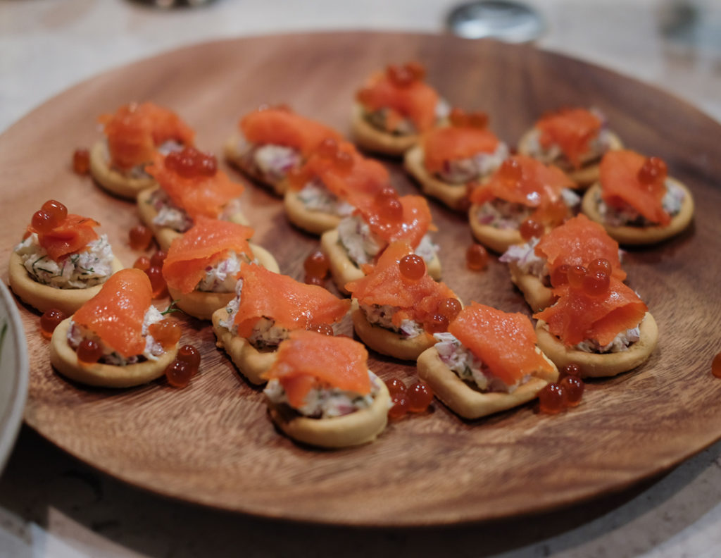 サーモンといくら乗せカナッペ