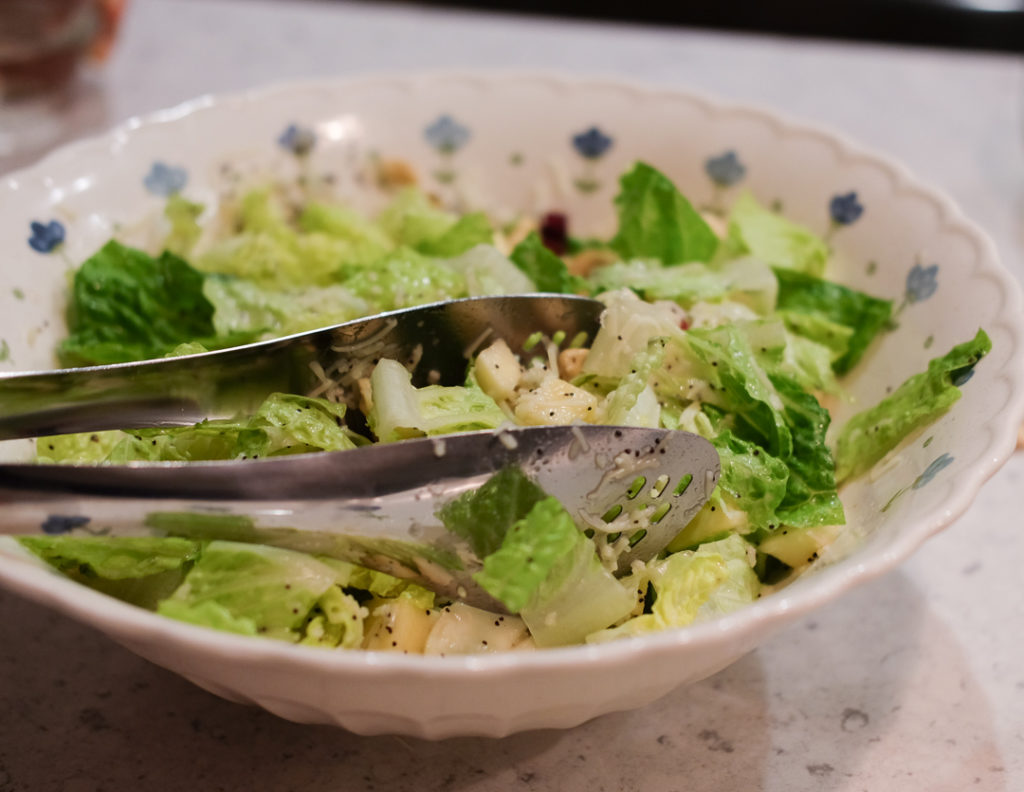 ロメインレタス、りんご、カシューナッツのサラダ