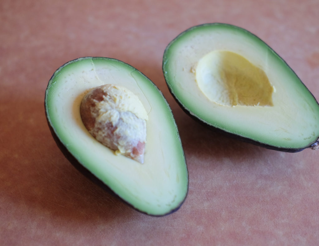アボカドを半分に切ります