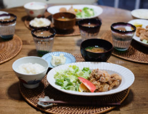 から揚げ、シーザーサラダ、カリフラワーのピクルス