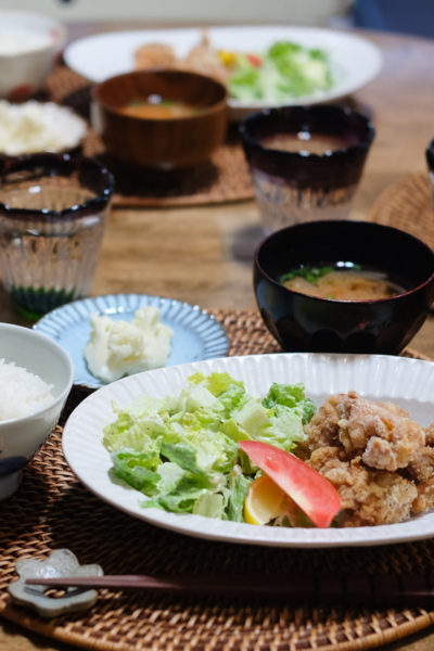 から揚げ、シーザーサラダ、カリフラワーのピクルス