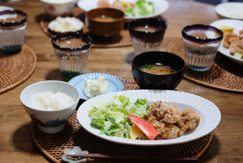 から揚げ、シーザーサラダ、カリフラワーのピクルス