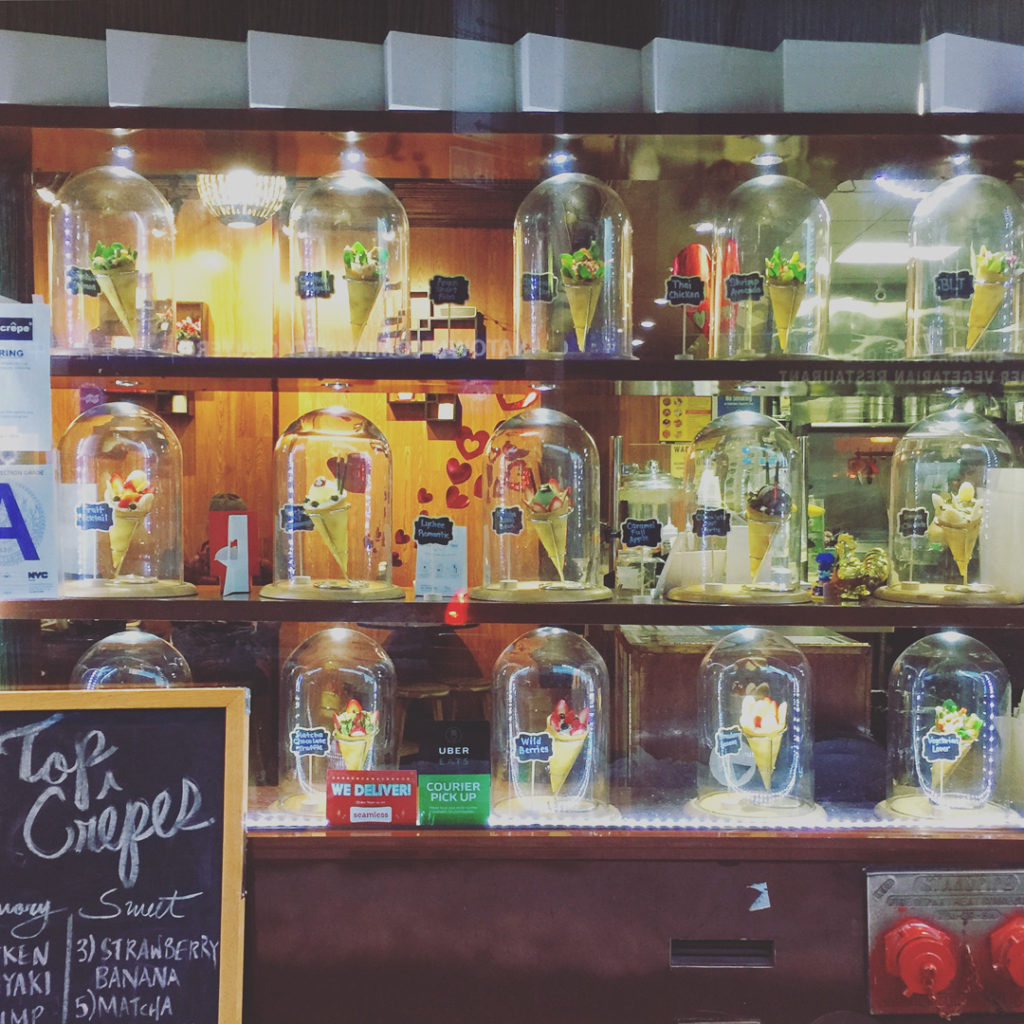 ガラス瓶に入ったクレープの見本たち