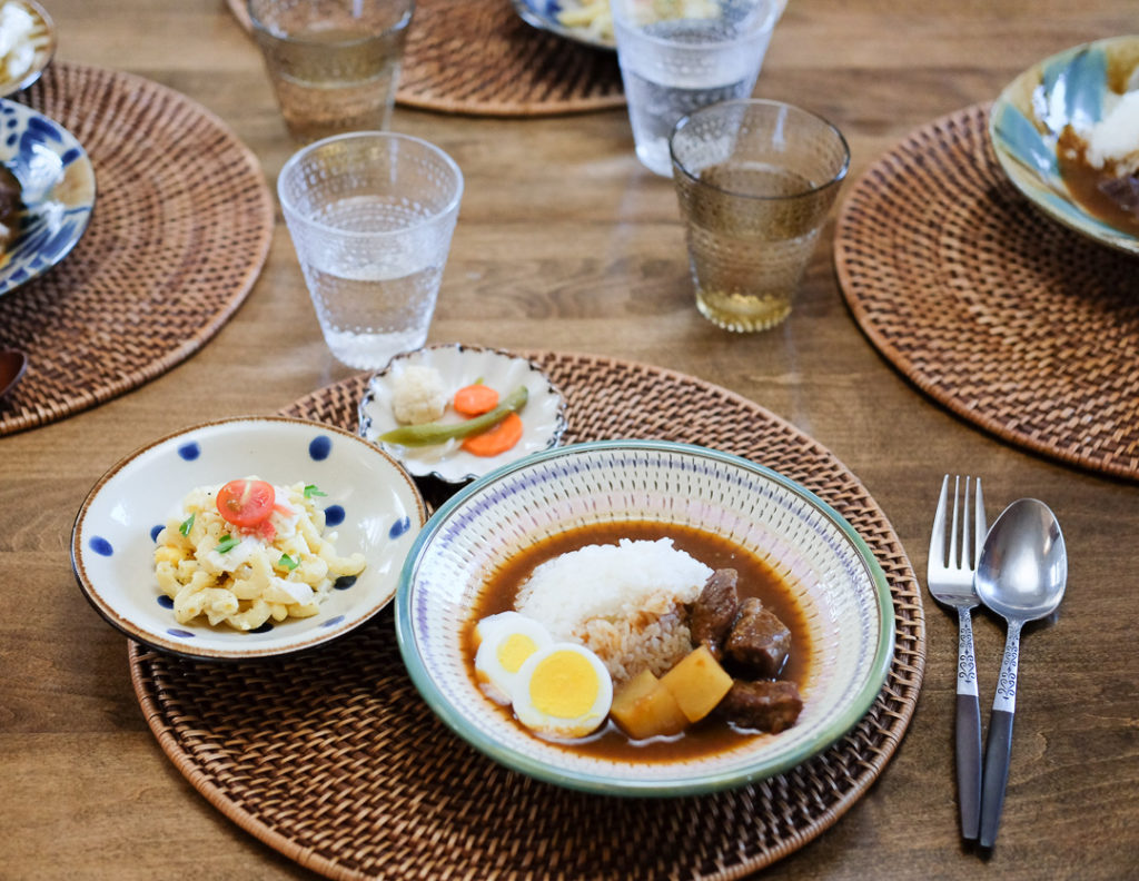 スープカレーとマカロニサラダの献立