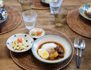 スープカレーとマカロニサラダの献立