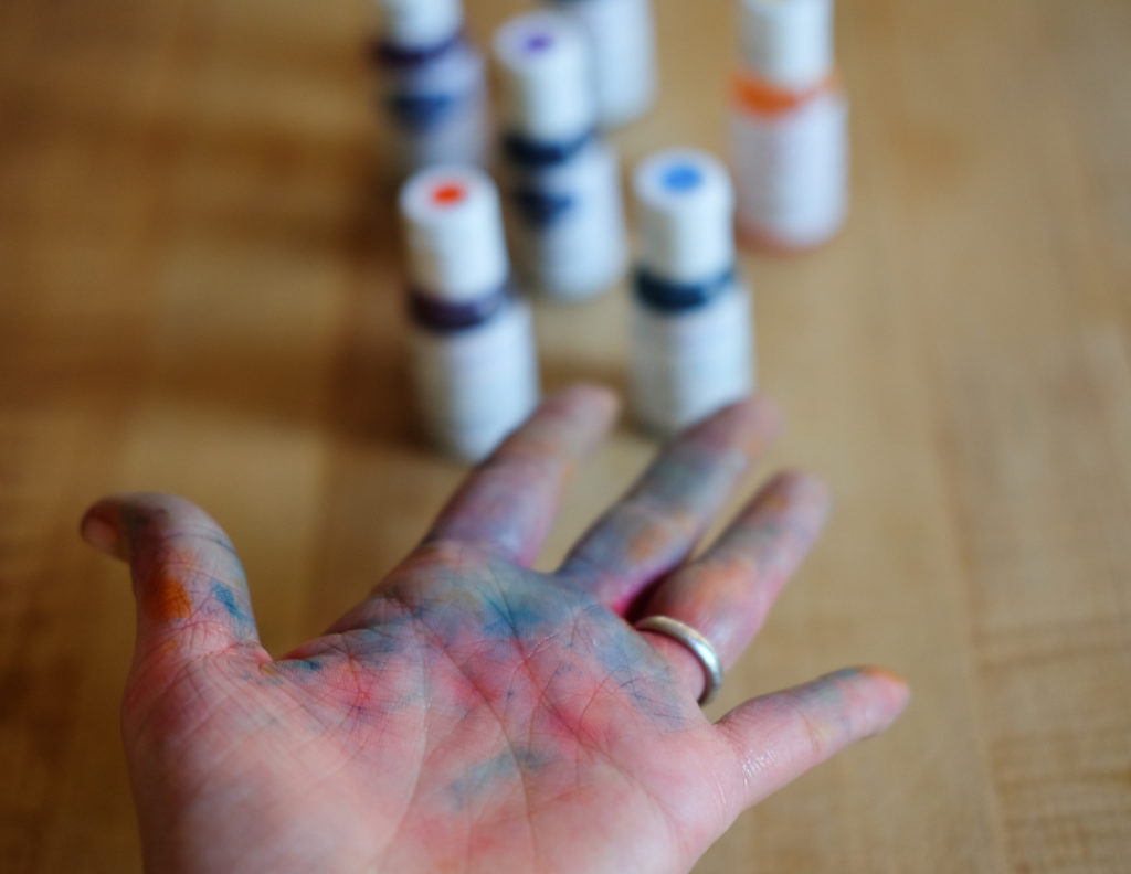 手もレインボーになった