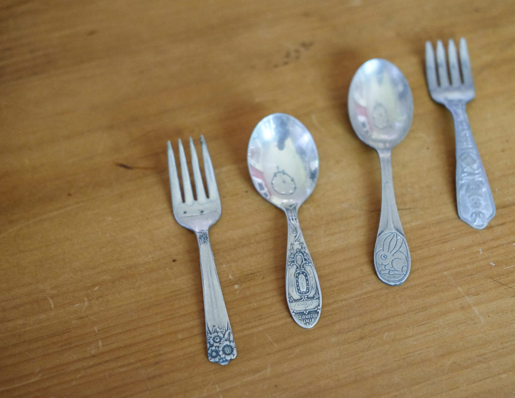 赤ちゃん用のスプーンとフォーク