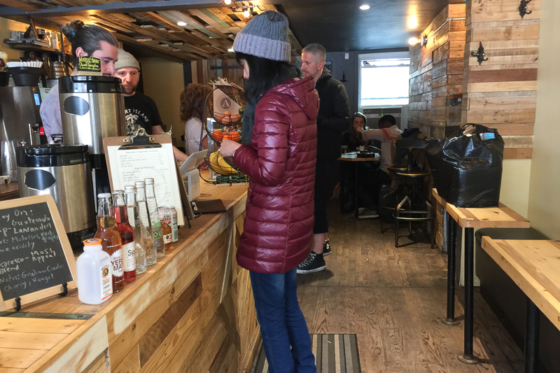 こじんまりとした落ち着く店内