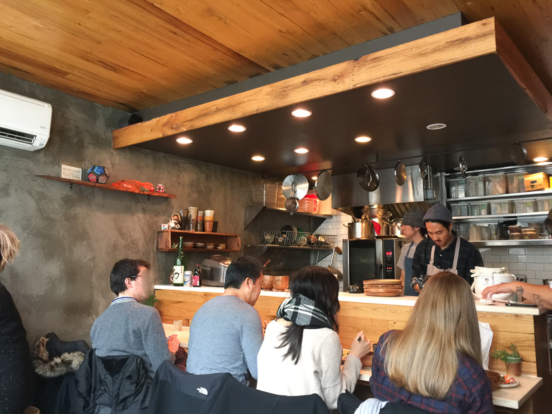 とっても小さい店内