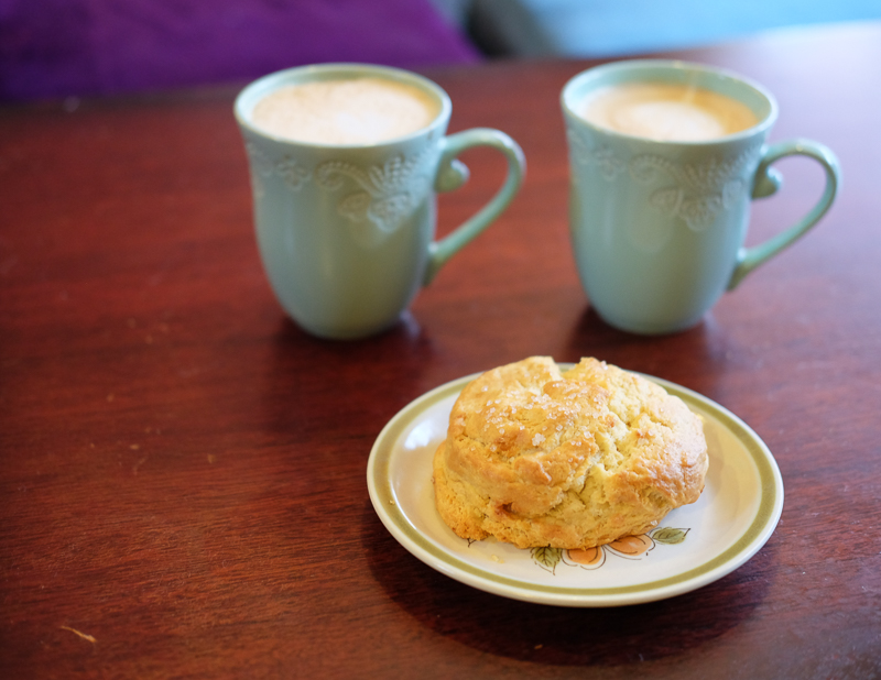 ラテとスコーン