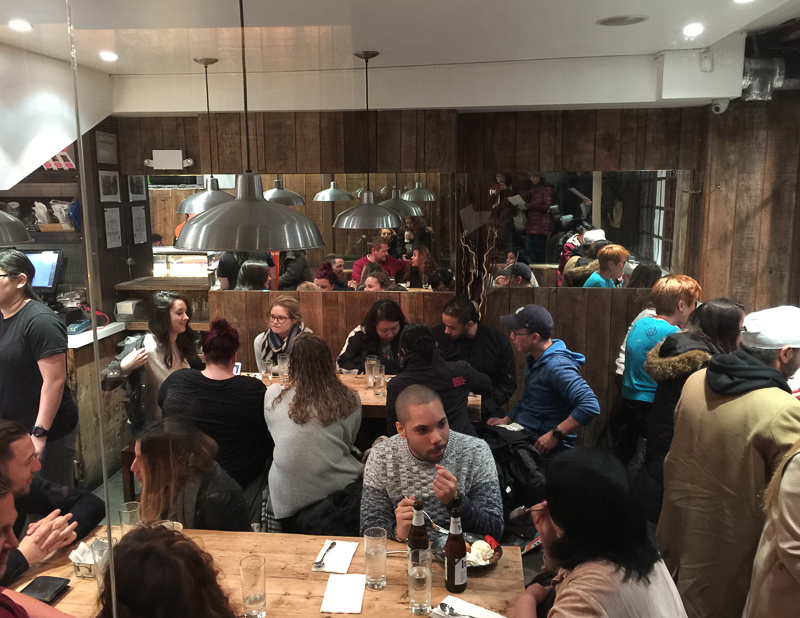 狭い店内にお客さんがいっぱい