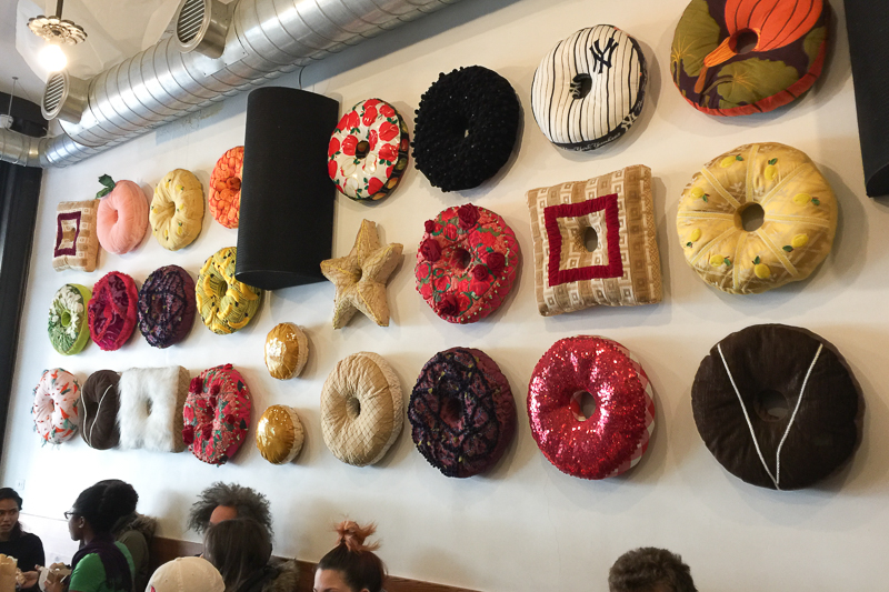 かわいいドーナツ型のクッションたち